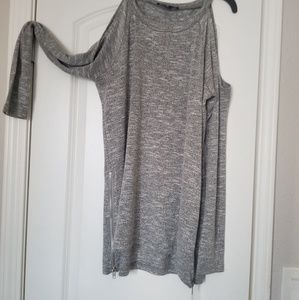 Long sleeve black and white top